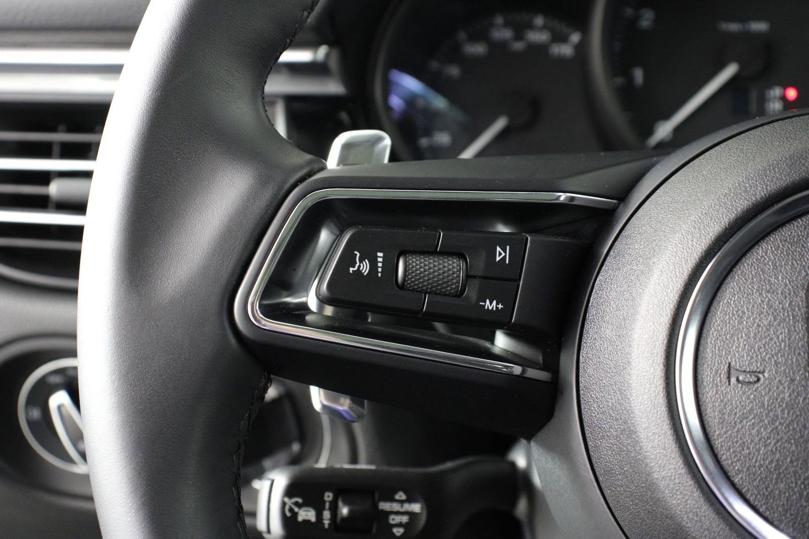 Certified 2025 Porsche Macan image 14