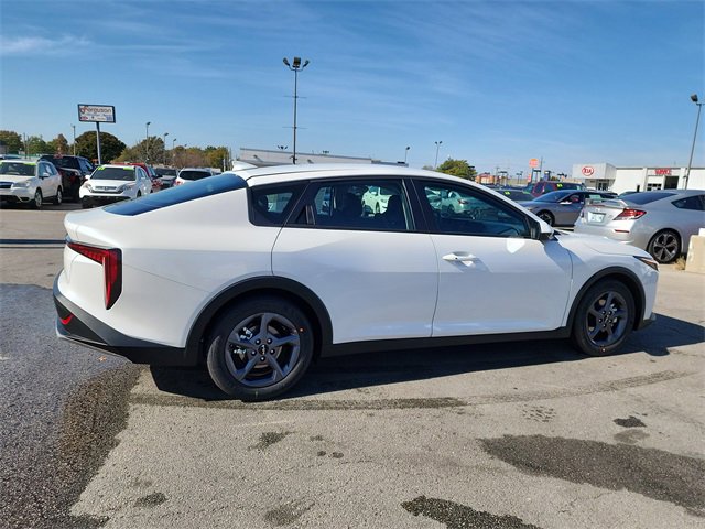 New 2025 Kia K4 LXS image 2