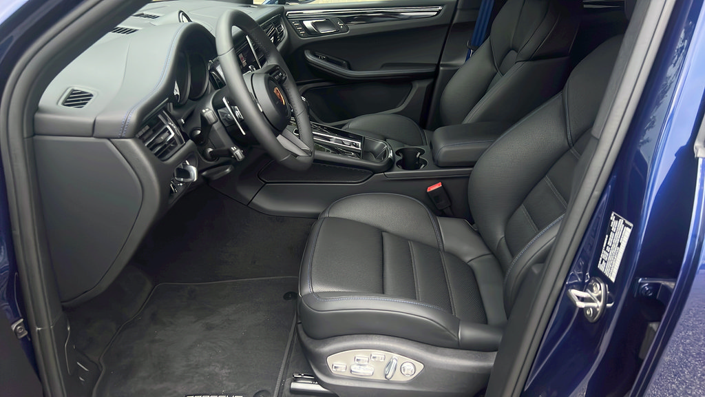 New 2026 Porsche Macan AWD/4WD image 5