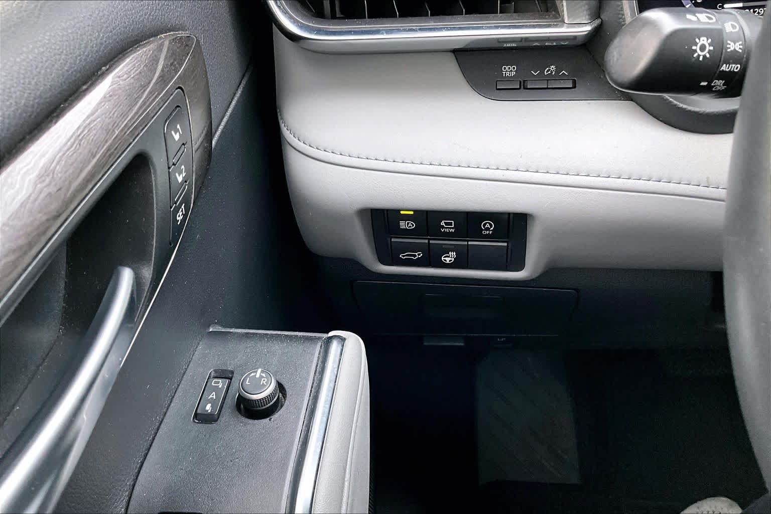 Used 2023 Toyota Highlander Platinum FWD image 34