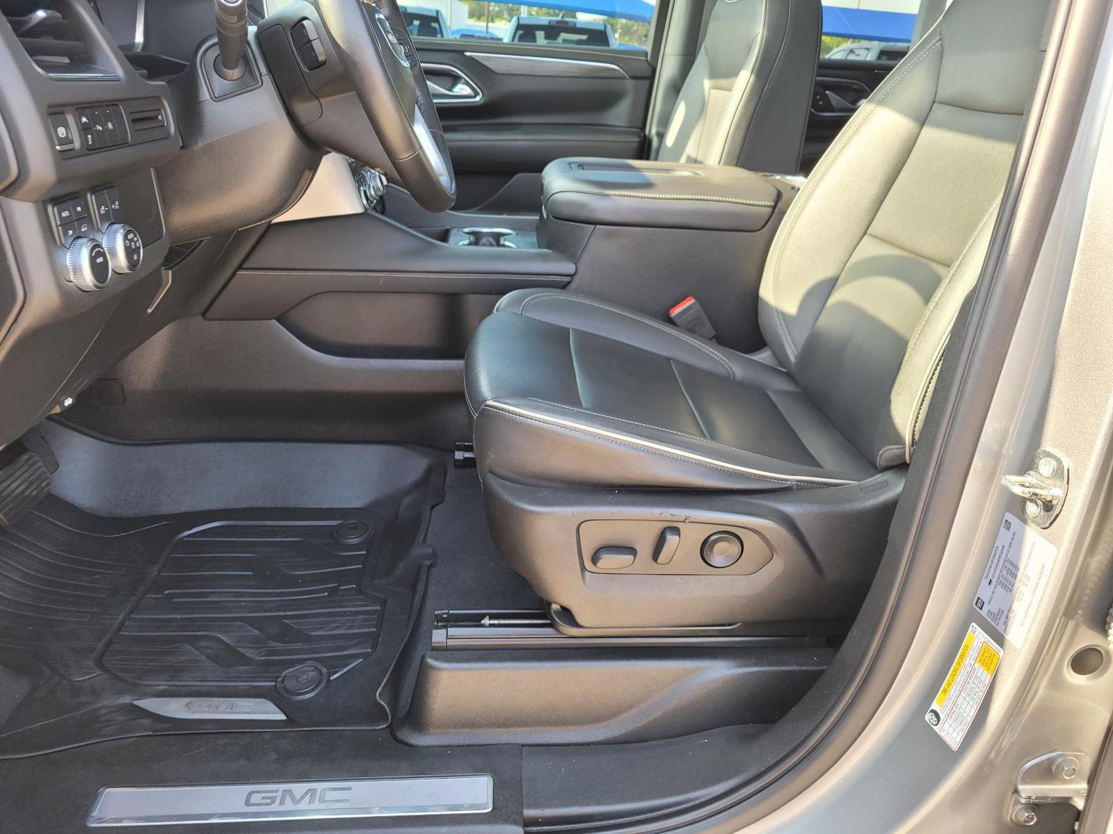 Used 2023 GMC Yukon XL SLT AWD/4WD image 19