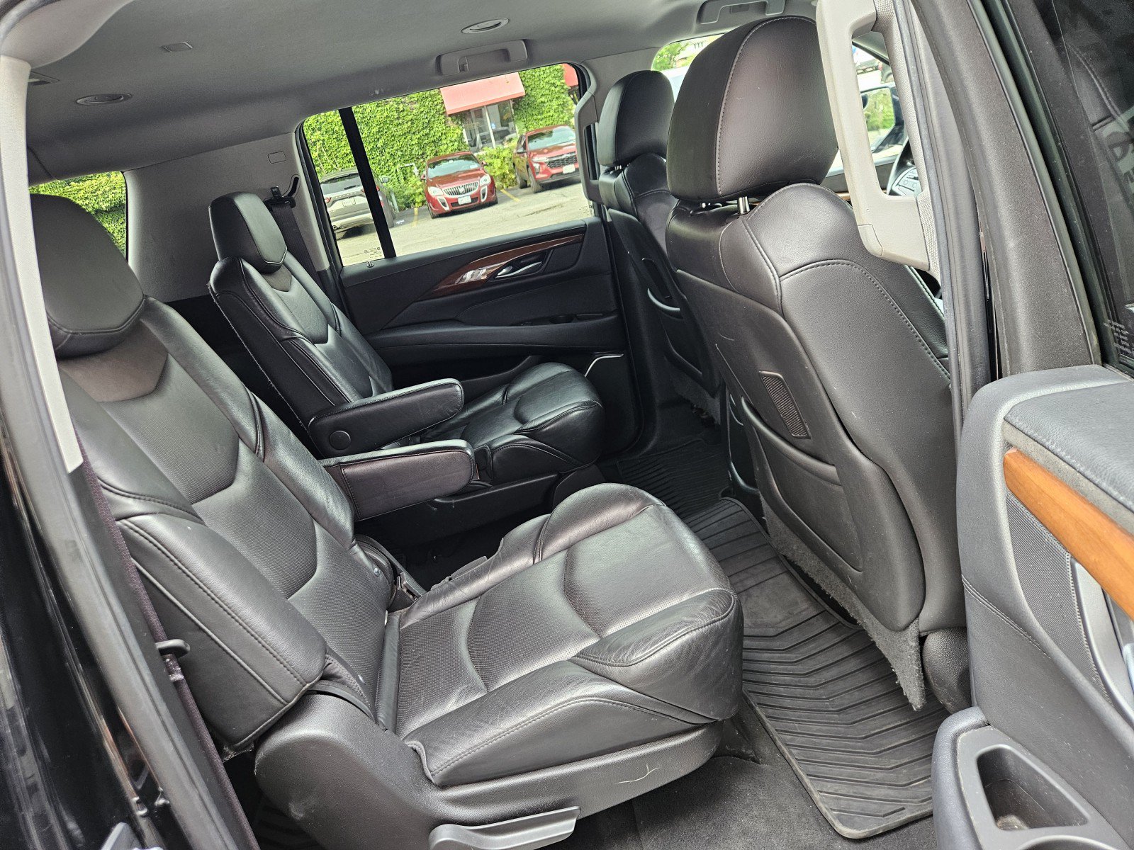 Used 2017 Cadillac Escalade ESV 4WD image 32