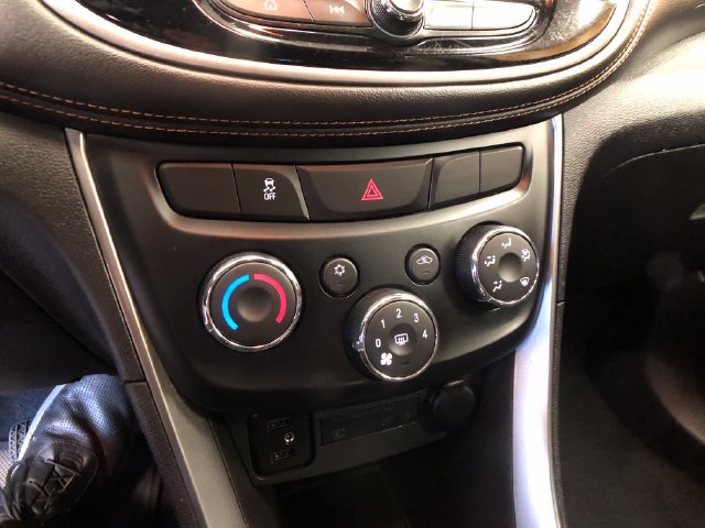 Used 2020 Chevrolet Trax LT w/ LT Convenience Package AWD/4WD image 17