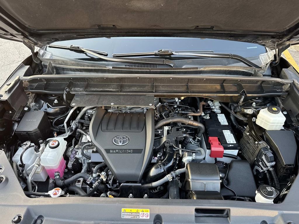 Used 2023 Toyota Highlander LE image 3
