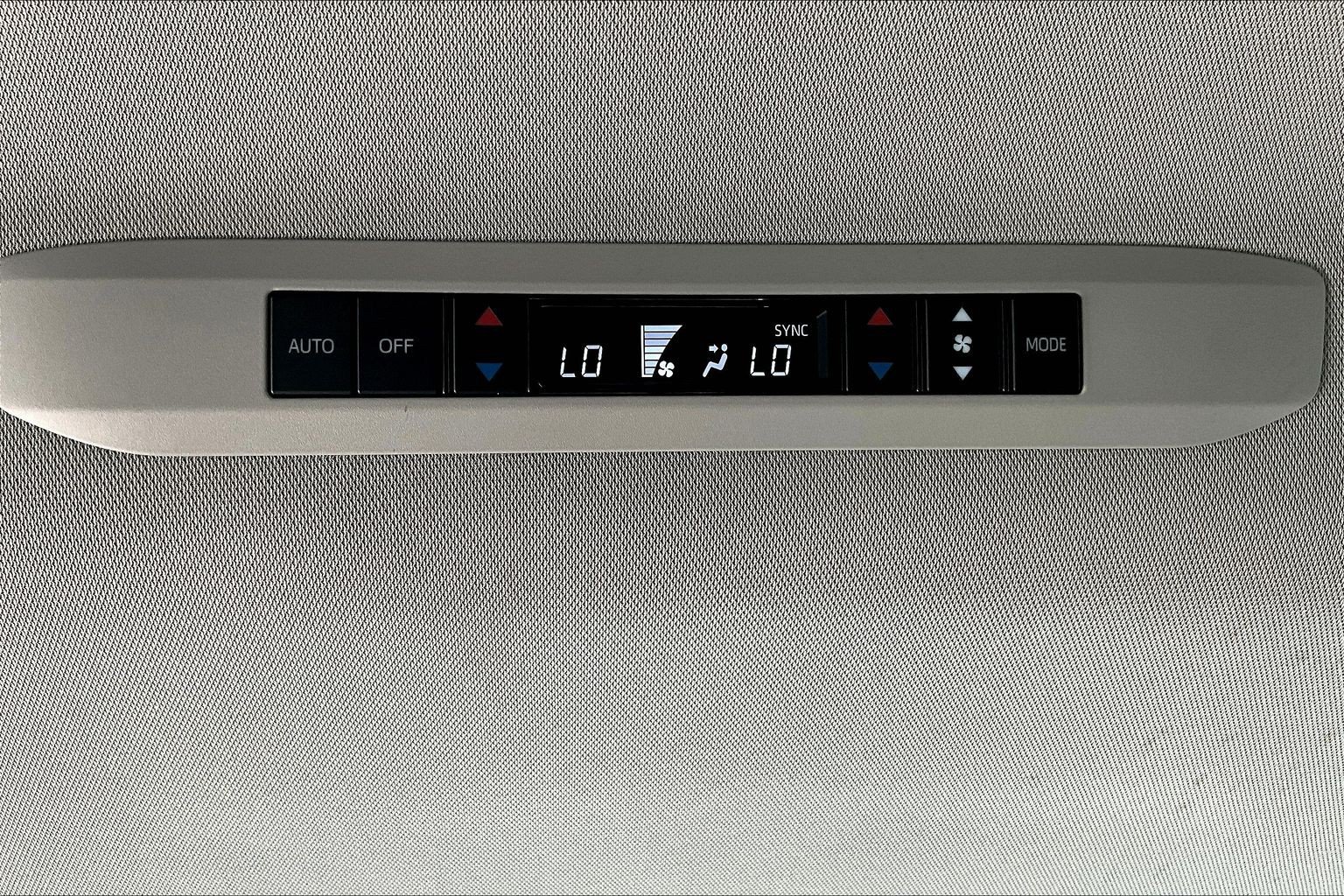 Used 2025 Toyota Sienna XLE FWD image 25