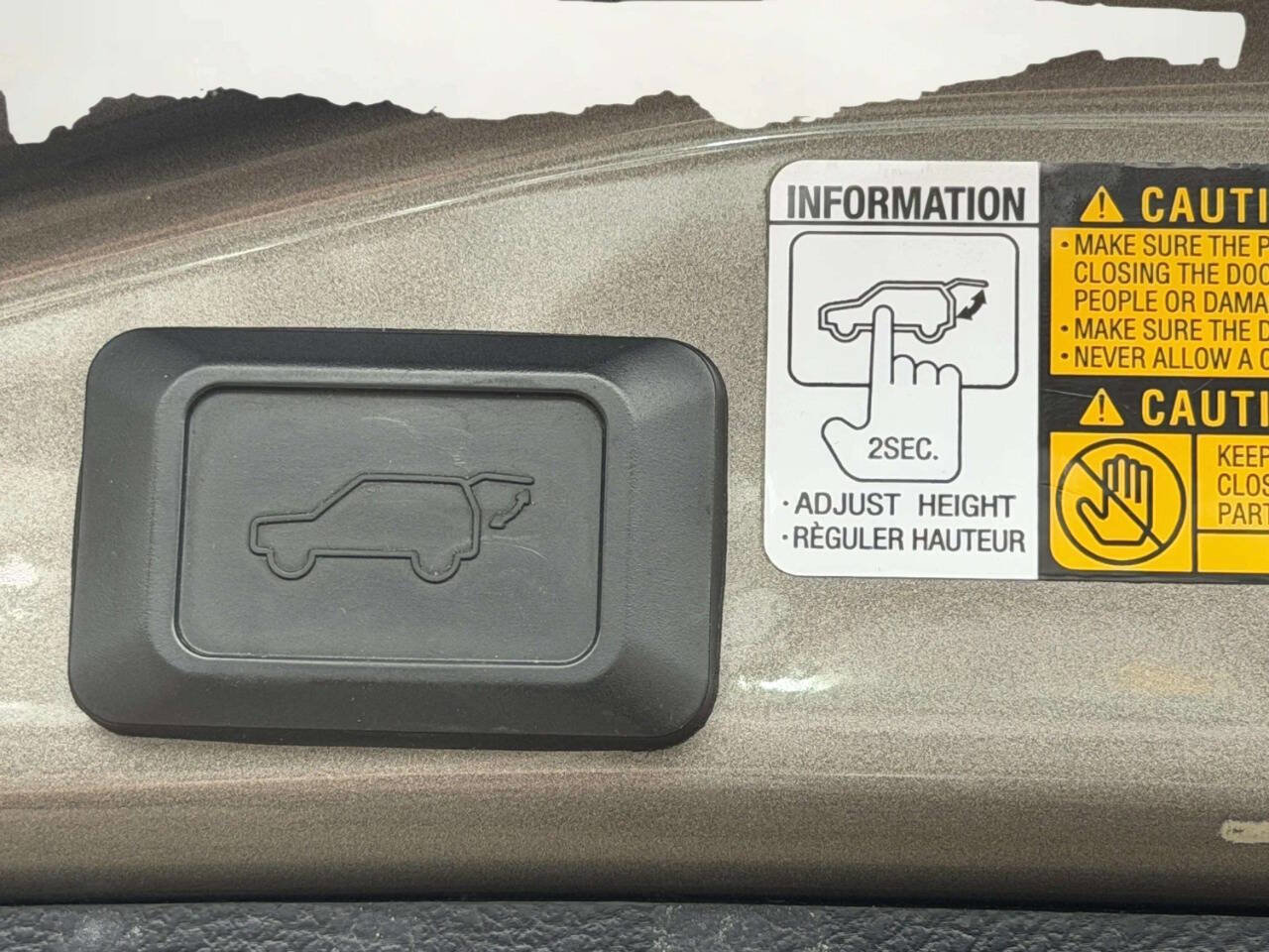 Used 2013 Toyota RAV4 Limited AWD/4WD image 9