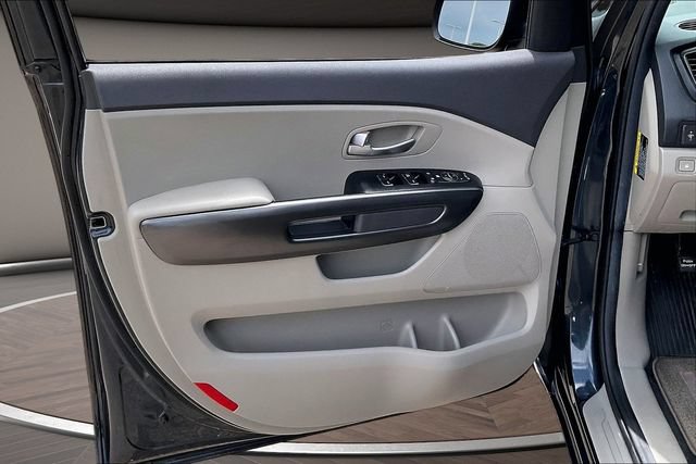 Used 2017 Kia Sedona LX w/ LX Essentials Premium Package FWD image 21