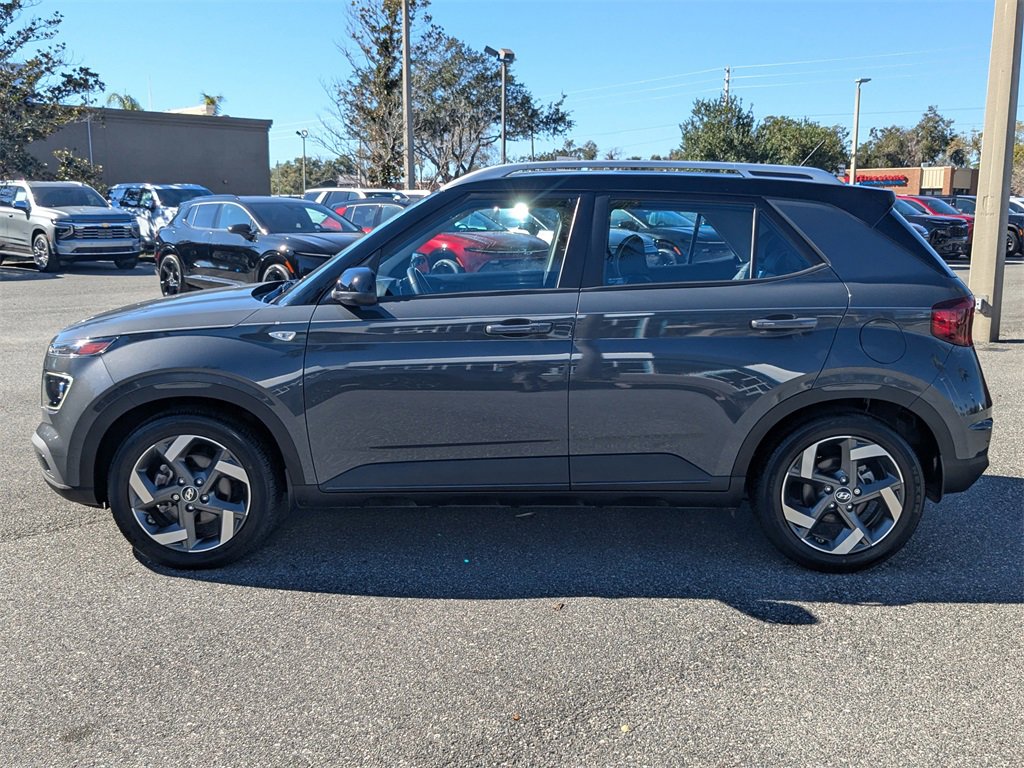 Used 2023 Hyundai Venue Limited image 6