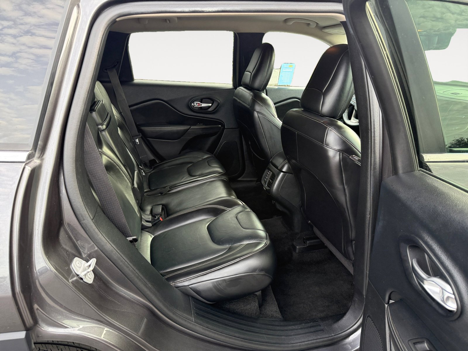 Used 2015 Jeep Cherokee Limited image 18