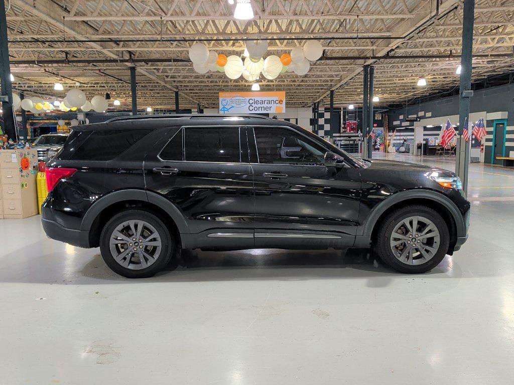 Used 2022 Ford Explorer XLT w/ Equipment Group 202A AWD/4WD image 8