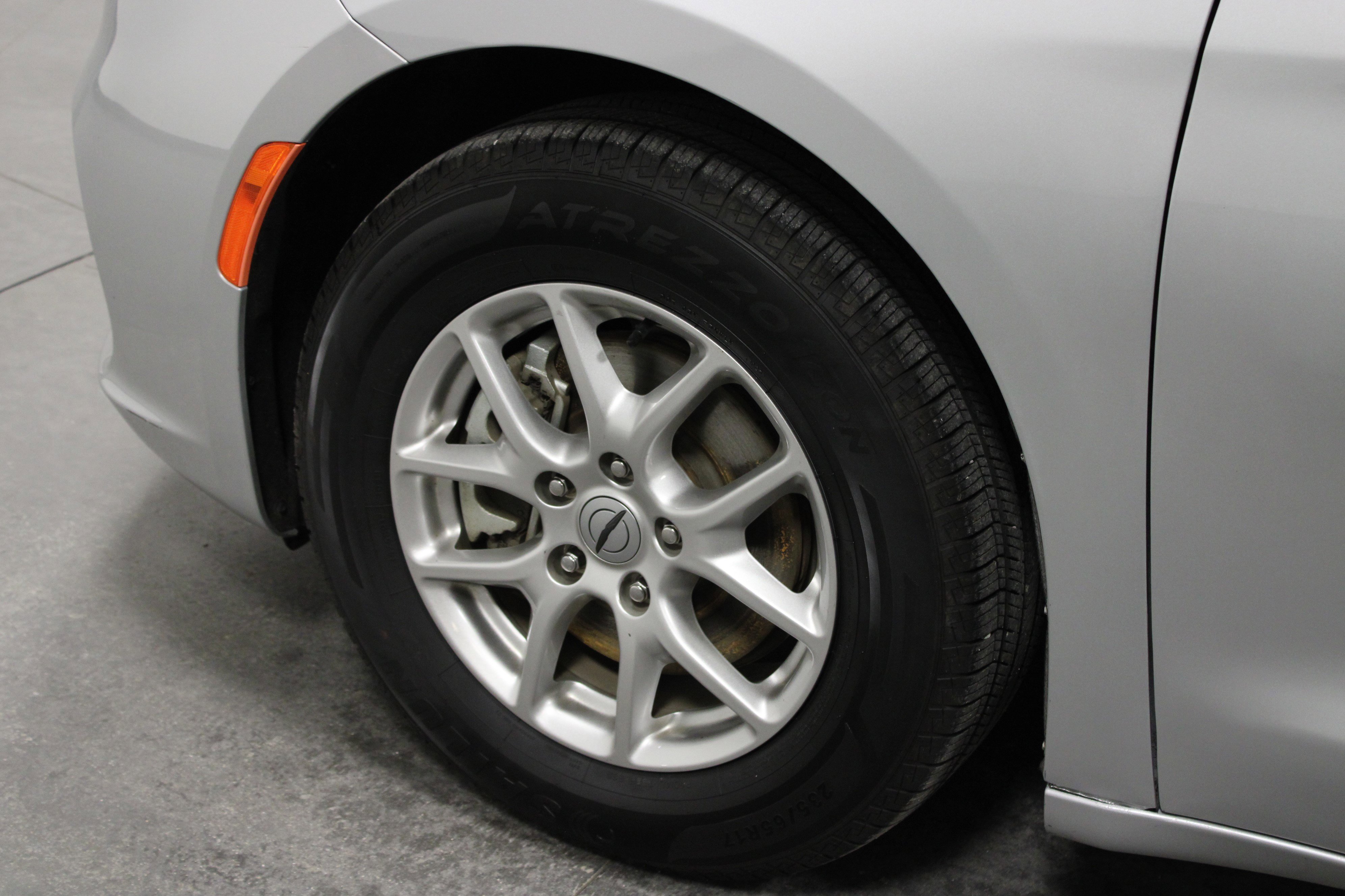 Used 2024 Chrysler Pacifica Touring-L image 10