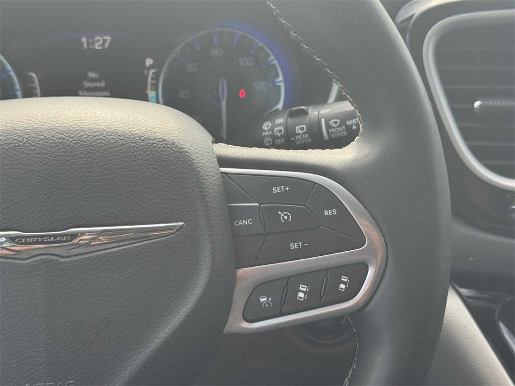 Used 2023 Chrysler Pacifica Touring-L image 22