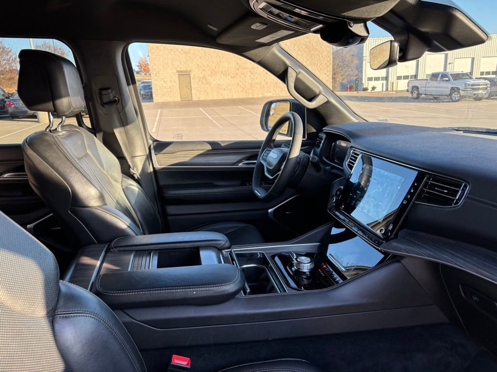 Used 2023 Jeep Wagoneer L Series II image 16