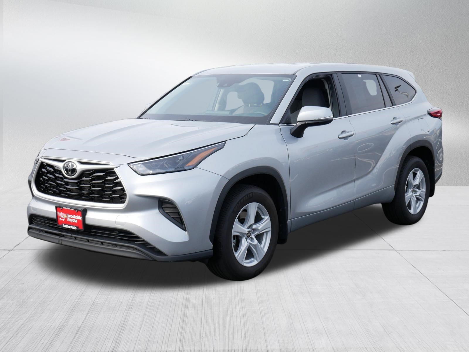 Used 2023 Toyota Highlander L AWD/4WD image 3