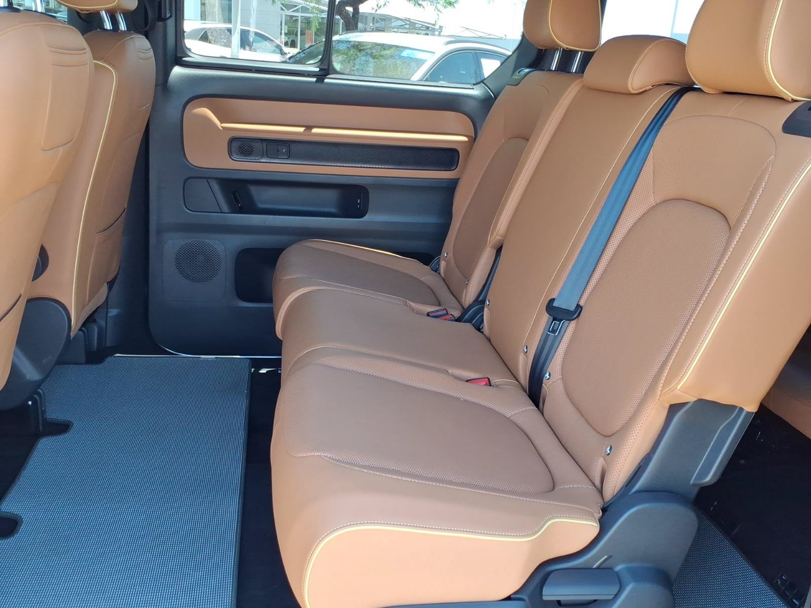 Certified 2025 Volkswagen ID. Buzz Pro S RWD image 22