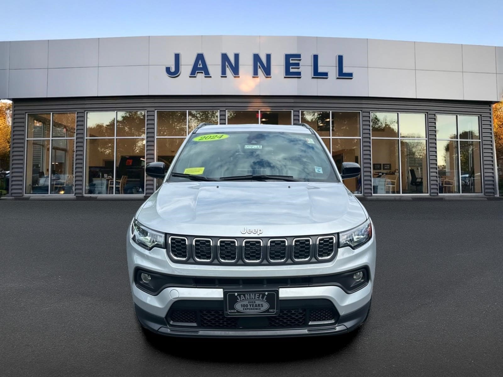 Used 2024 Jeep Compass Latitude w/ Convenience Group AWD/4WD image 2