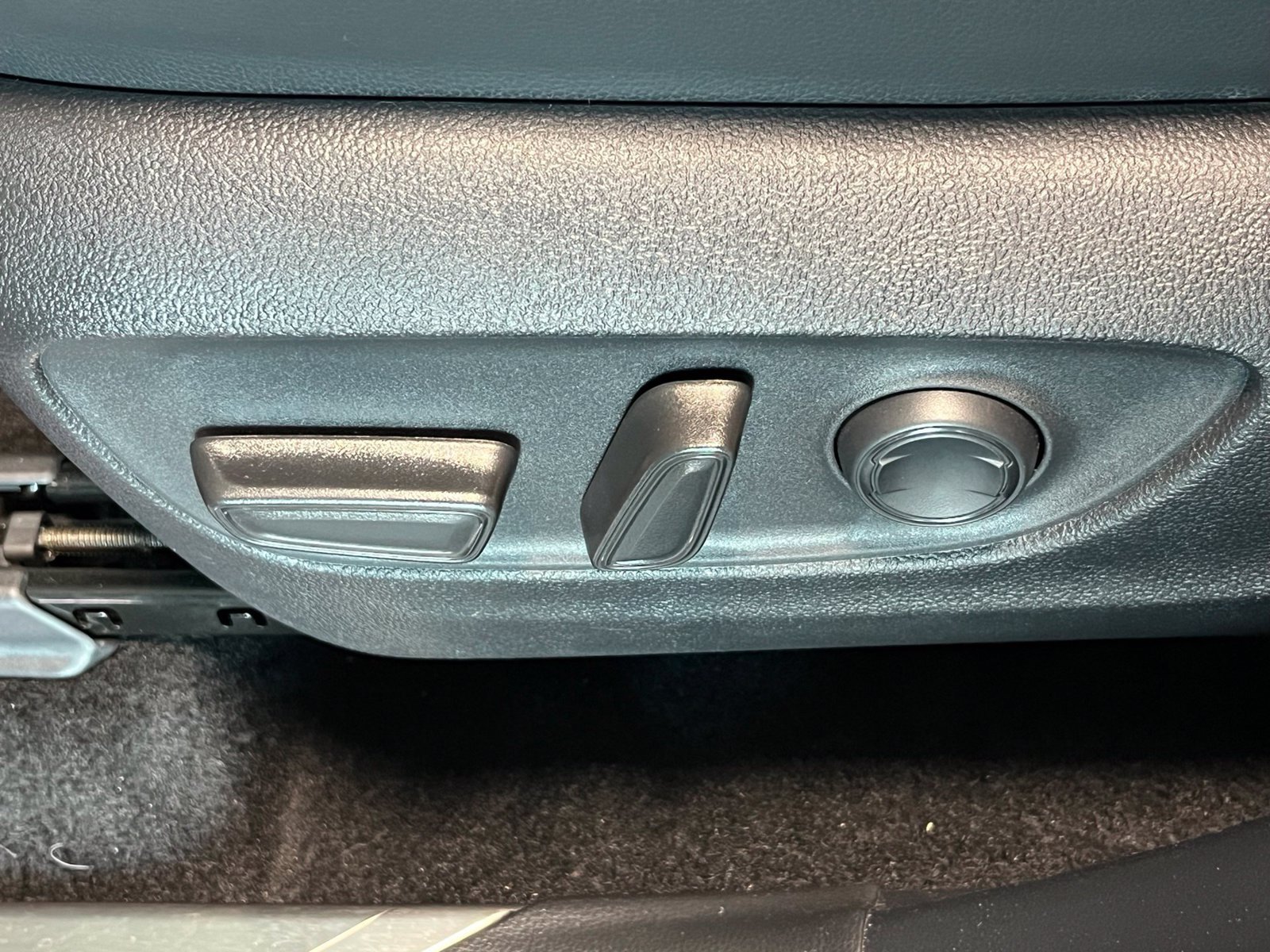 Used 2025 Toyota Highlander XLE FWD image 17