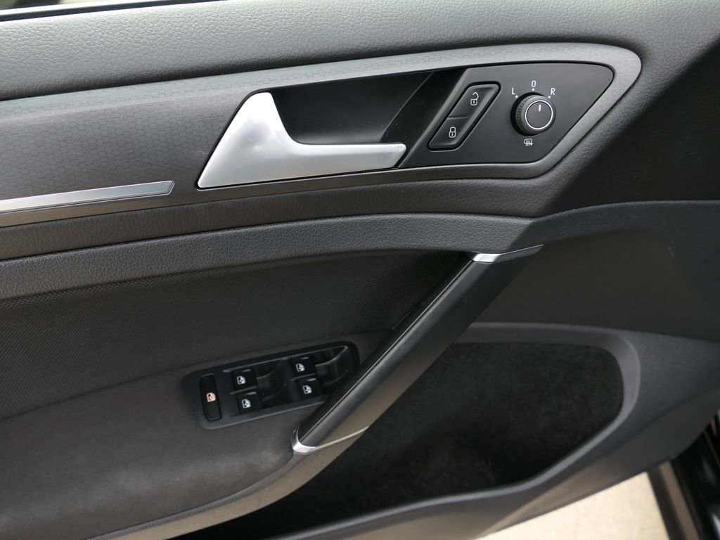 Used 2018 Volkswagen GTI SE image 11