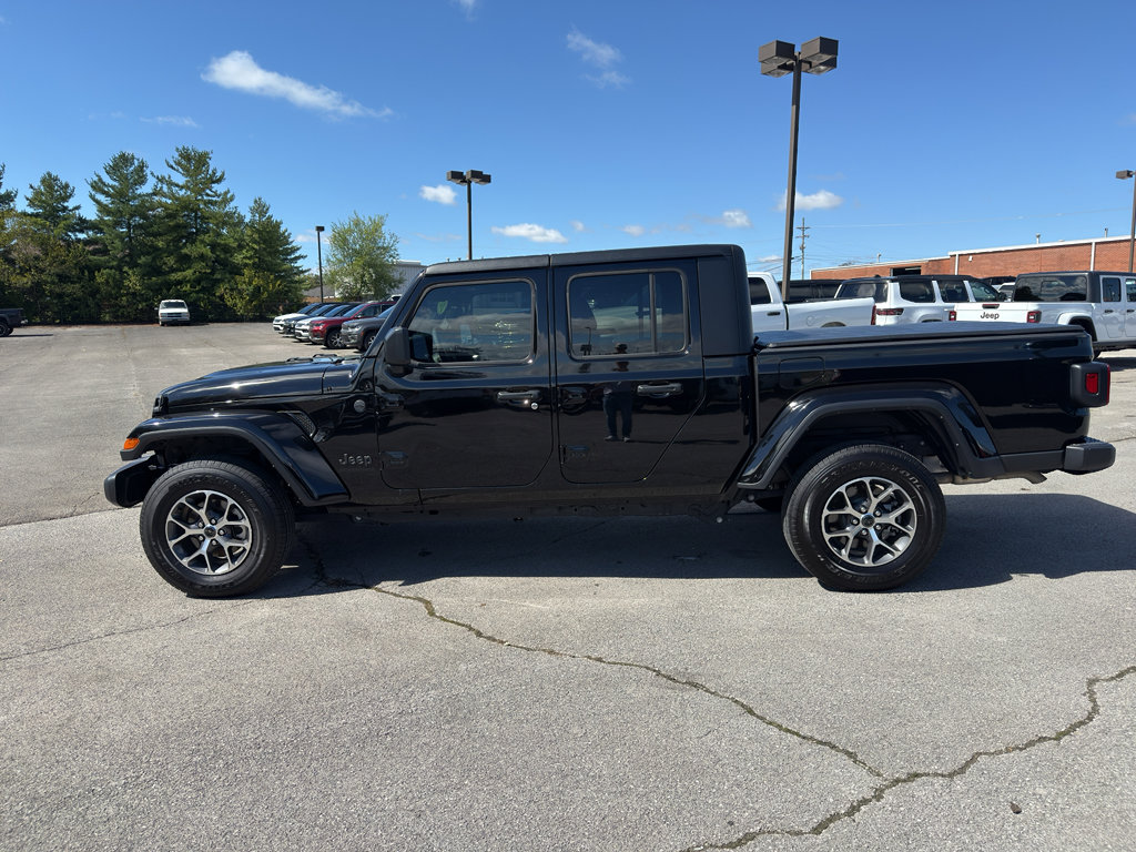 Used 2024 Jeep Gladiator Sport image 8