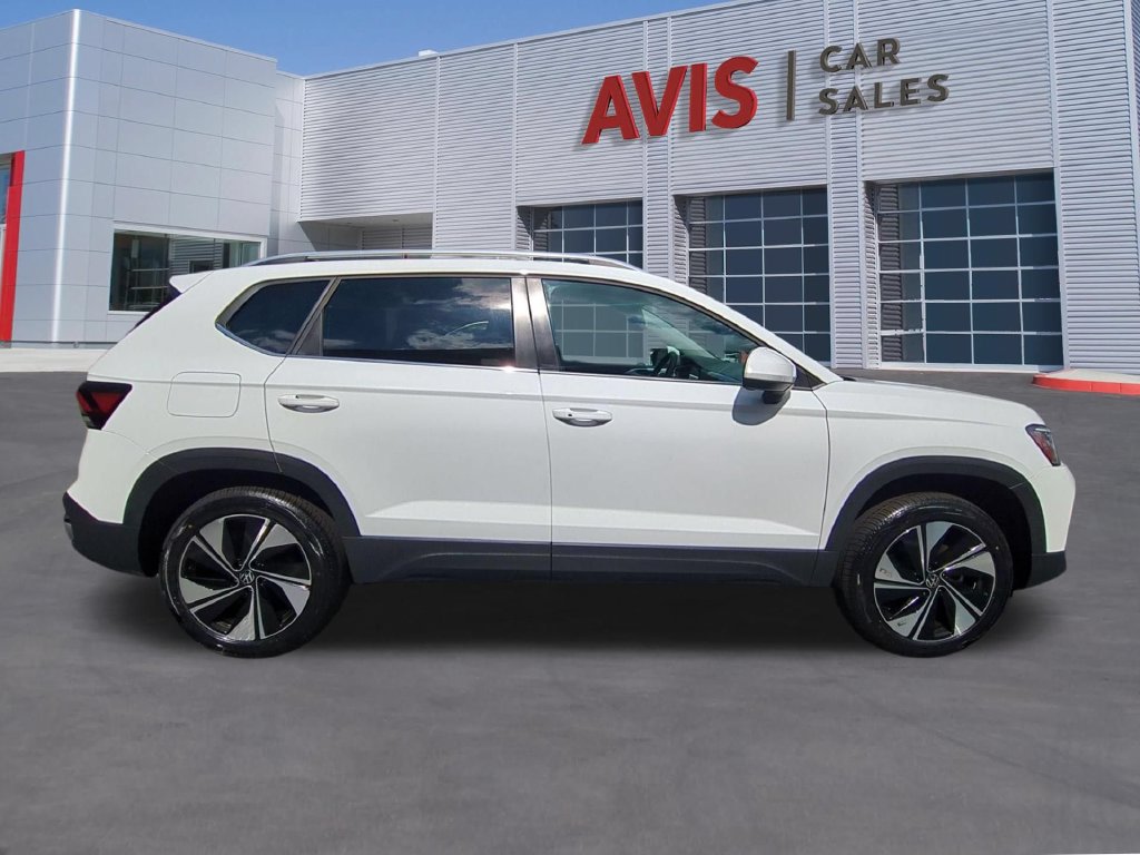 Used 2025 Volkswagen Taos SE AWD/4WD image 5