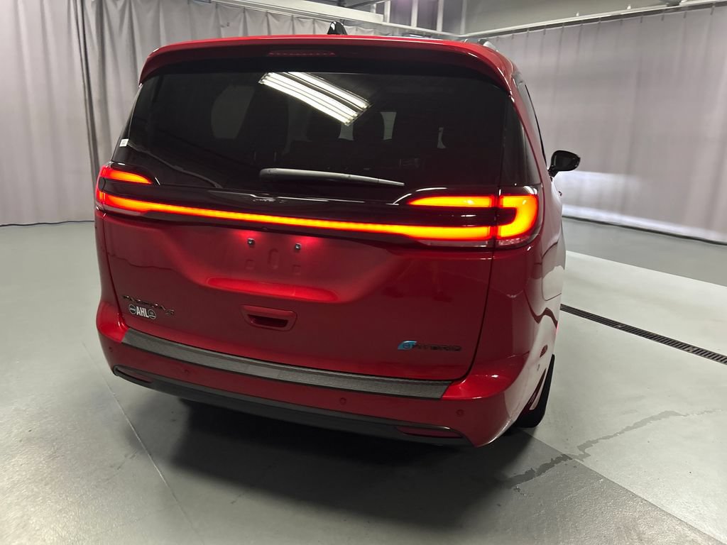 Used 2025 Chrysler Pacifica Premium FWD image 6