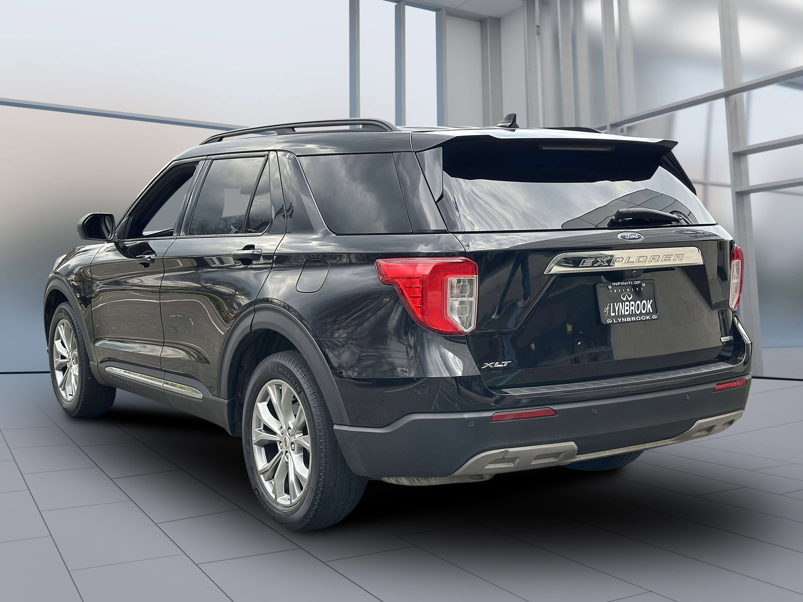 Used 2020 Ford Explorer XLT w/ Equipment Group 202A image 7