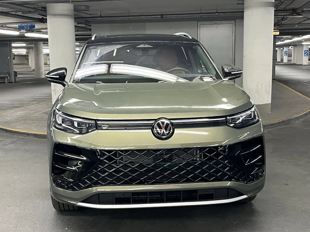 Used 2025 Volkswagen Tiguan SEL R-Line AWD/4WD image 33