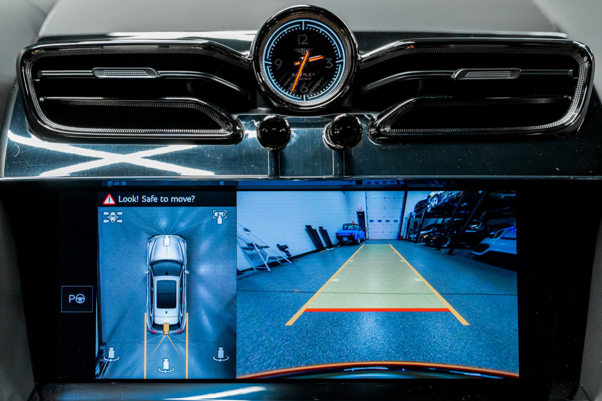 Used 2025 Bentley Bentayga image 39