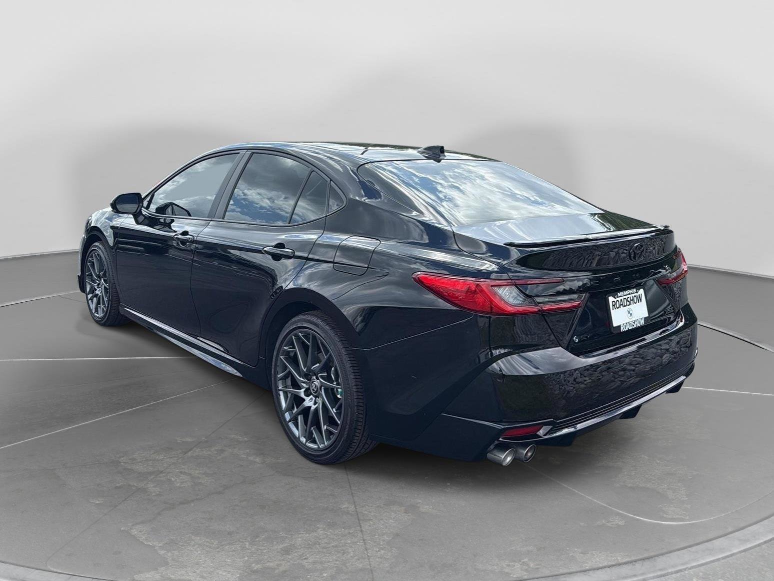Used 2025 Toyota Camry XSE FWD image 3