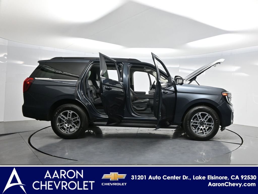 Used 2025 Ford Expedition Active RWD image 3