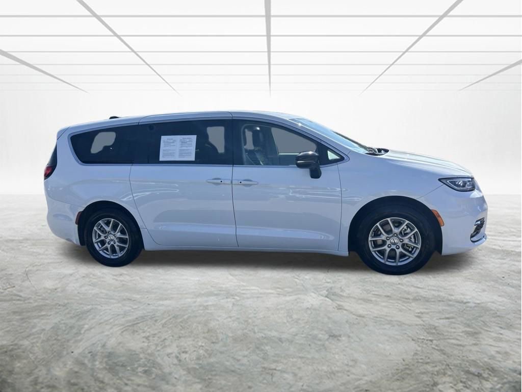 Used 2024 Chrysler Pacifica Touring-L FWD image 3
