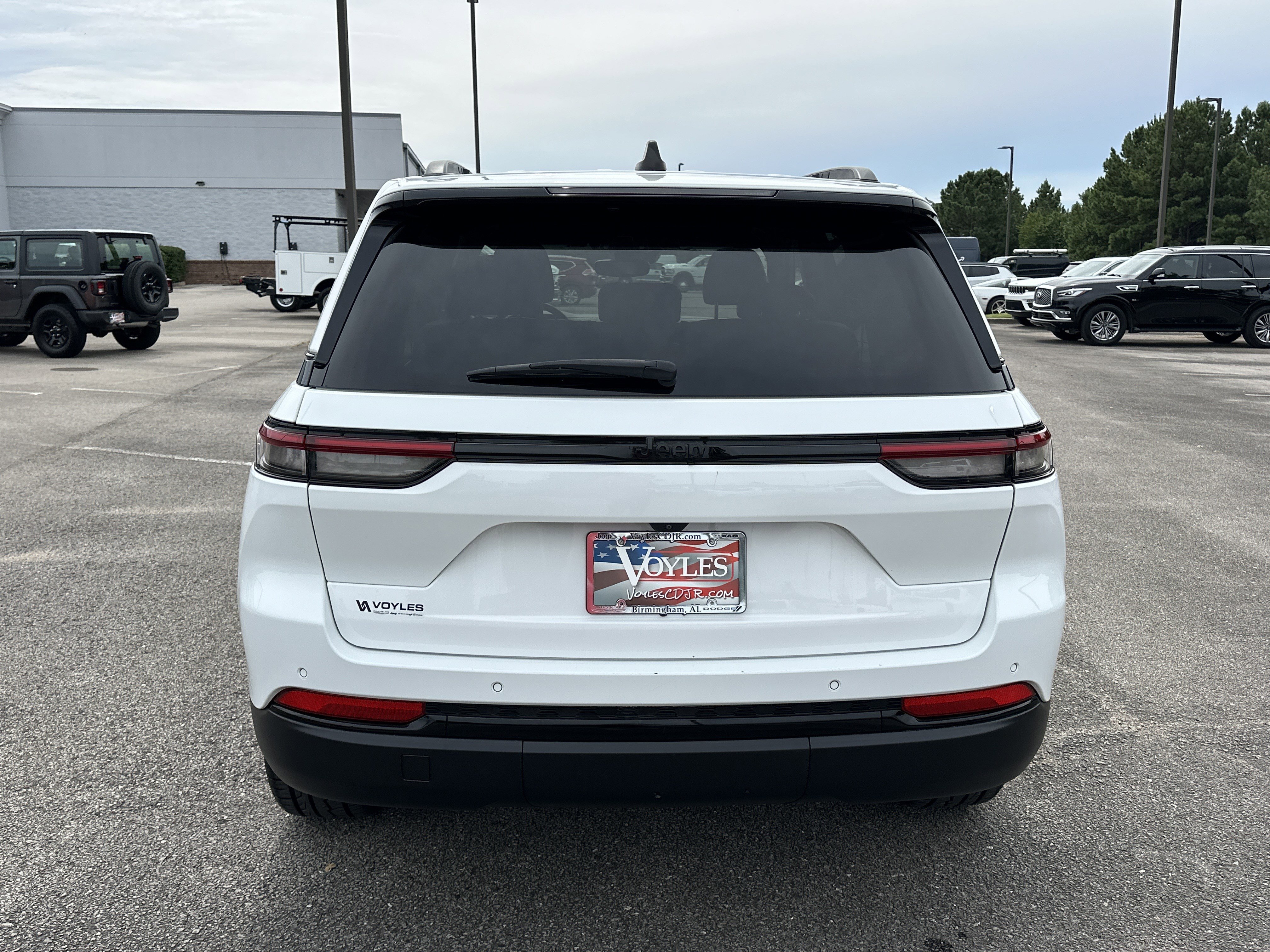 Used 2023 Jeep Grand Cherokee Altitude image 6