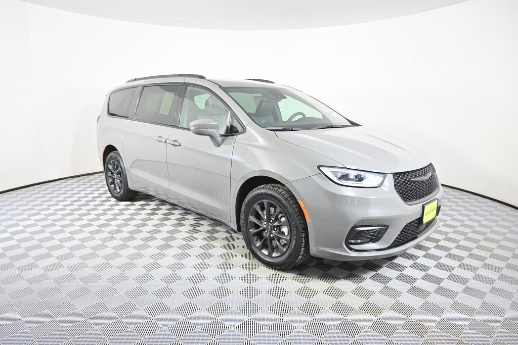 Used 2022 Chrysler Pacifica Touring-L w/ S Appearance Package image 9