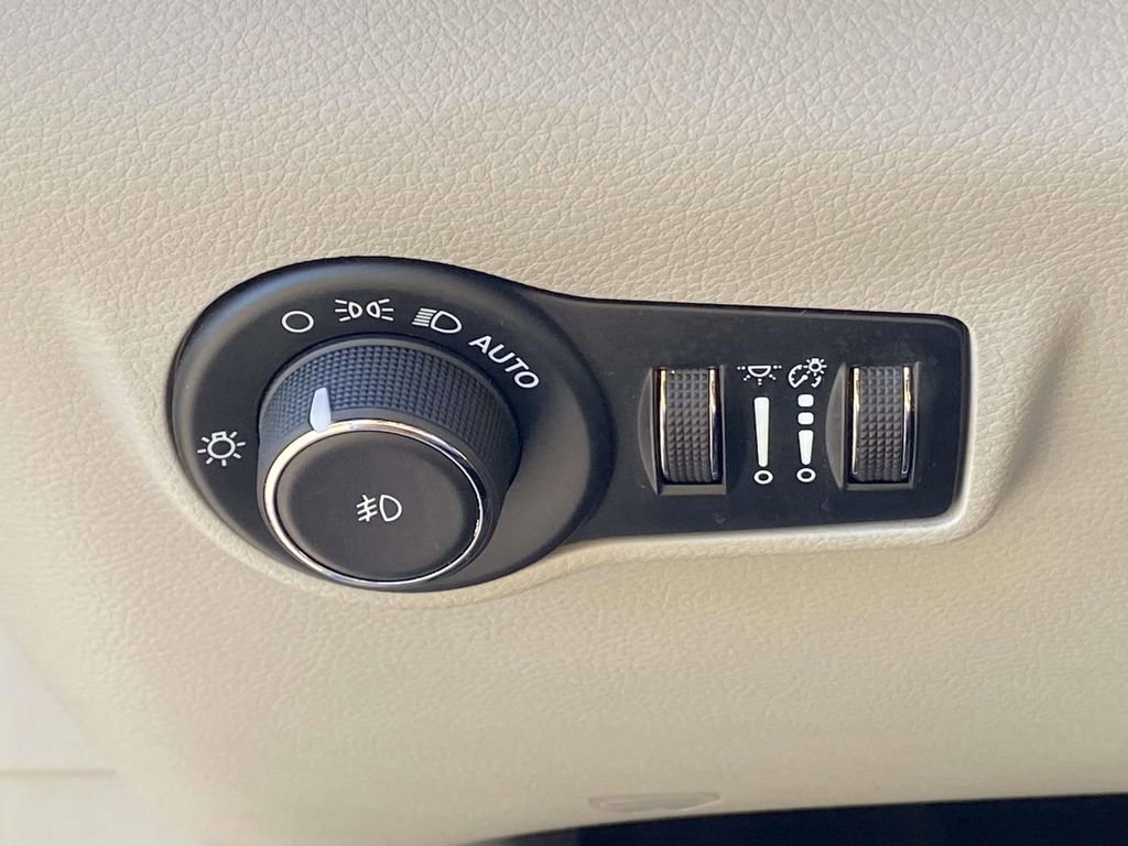 Used 2024 Jeep Compass Limited image 17