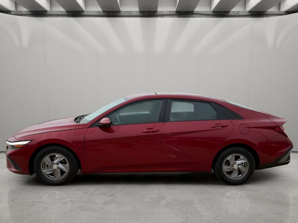 Used 2024 Hyundai Elantra SE FWD image 2