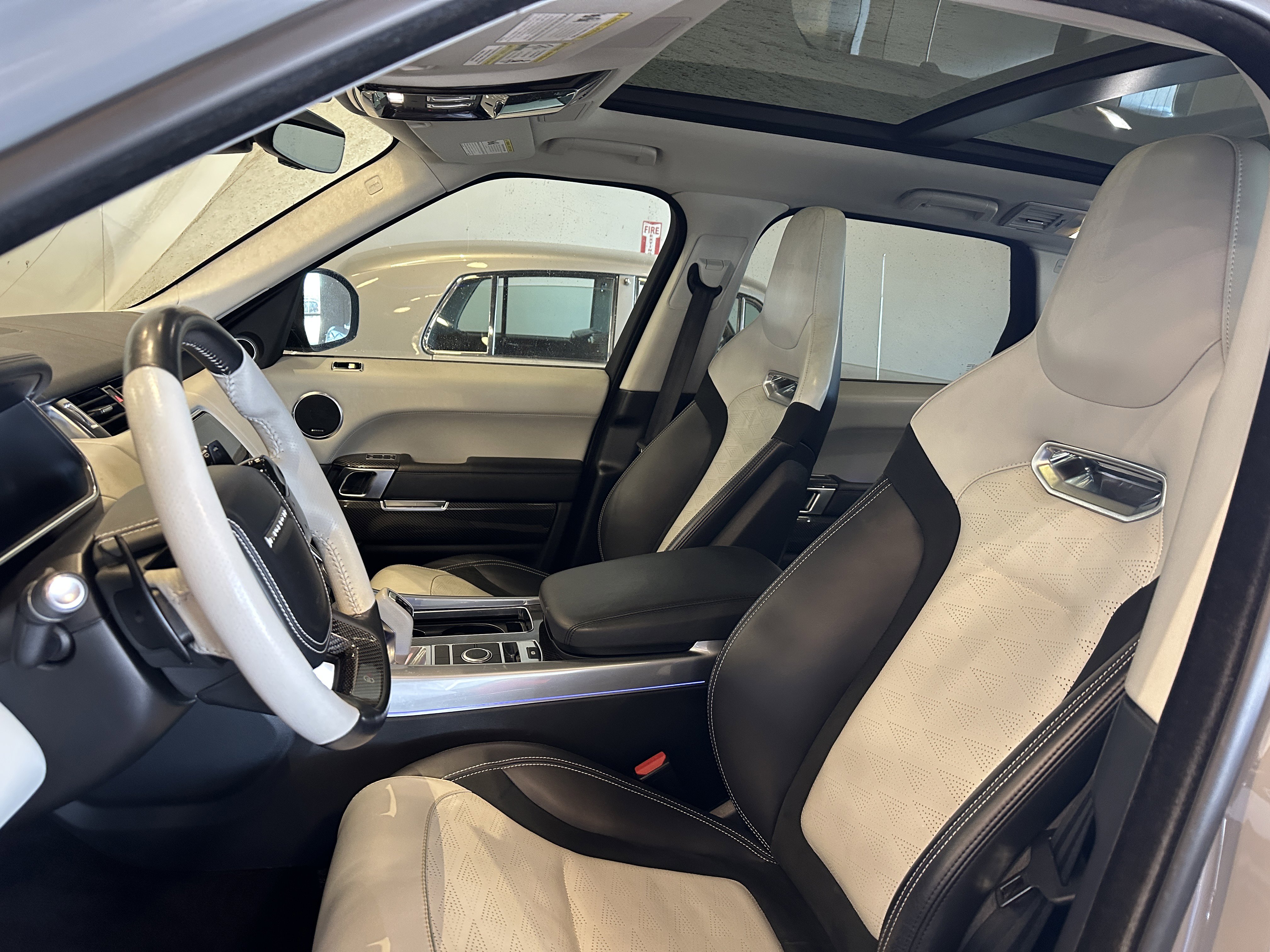 Used 2022 Land Rover Range Rover Sport SVR image 2