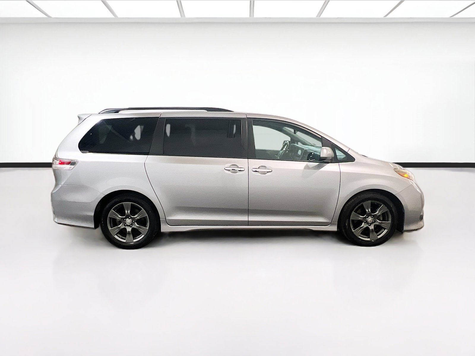 Used 2017 Toyota Sienna SE image 22