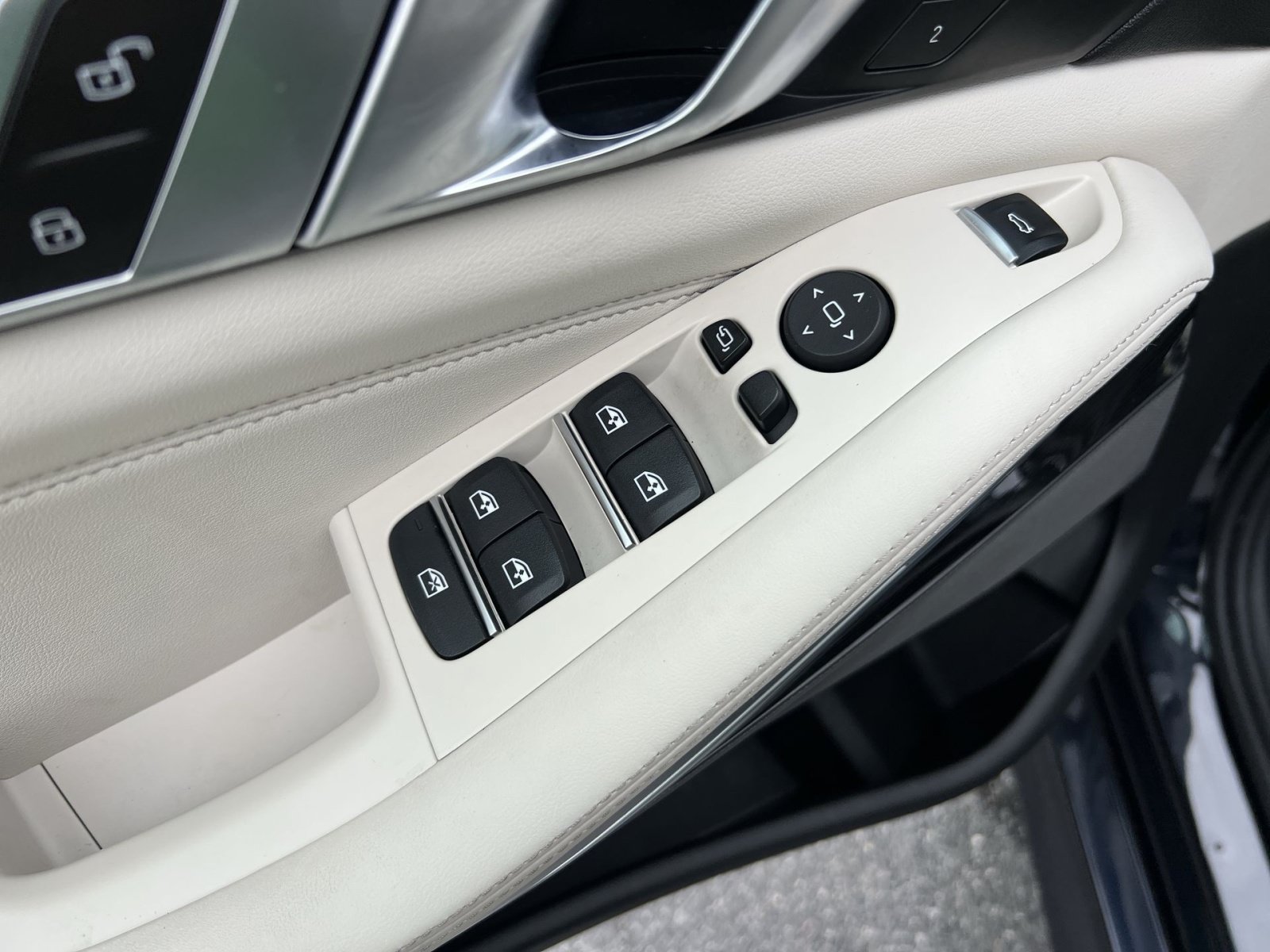Used 2024 BMW X5 xDrive40i w/ M Sport Package AWD/4WD image 15