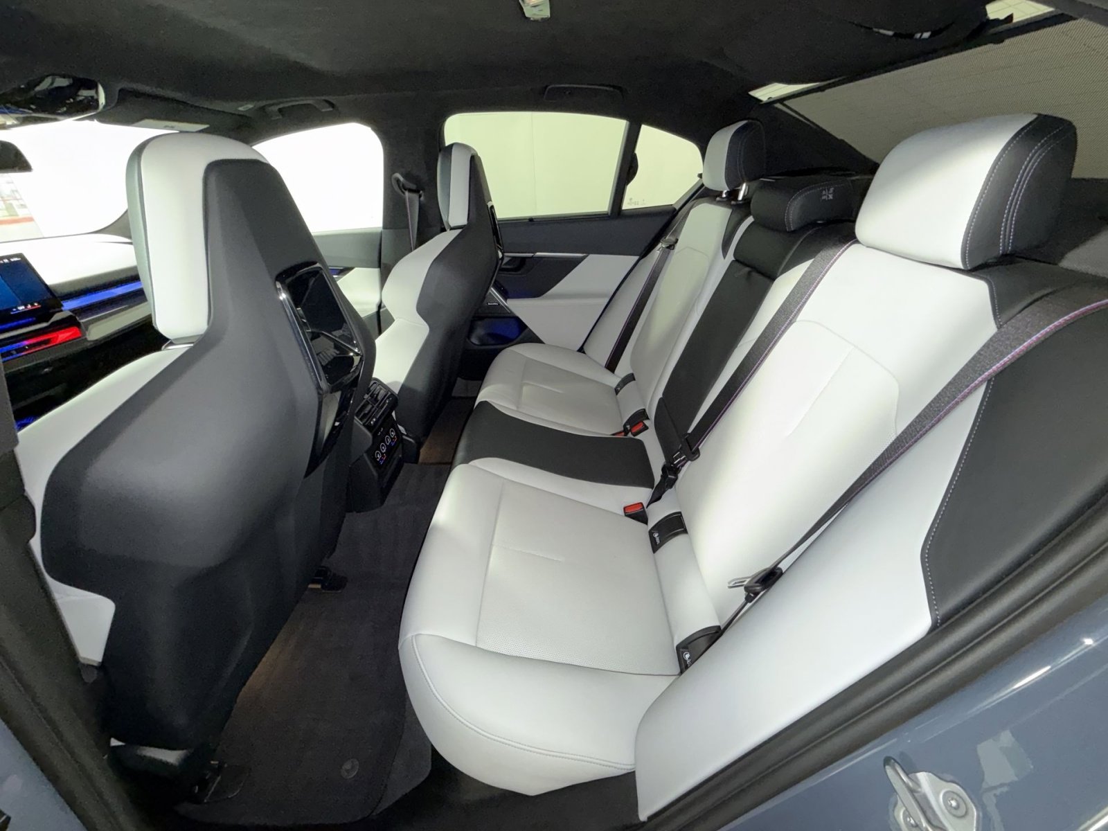 Used 2025 BMW M5 w/ Carbon Package image 21