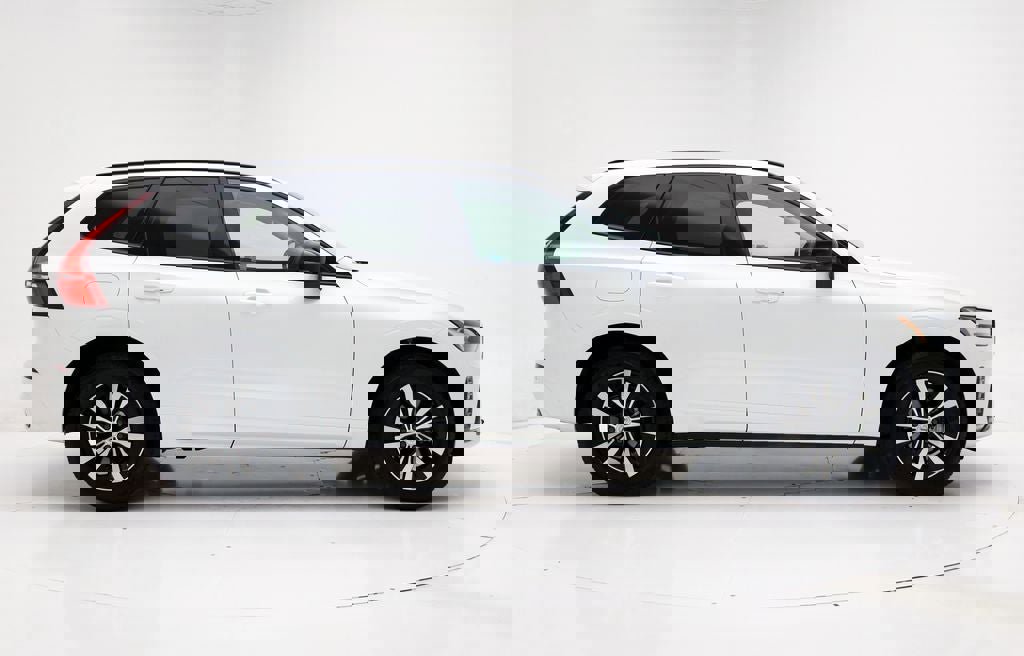 Used 2025 Volvo XC60 B5 Core image 3