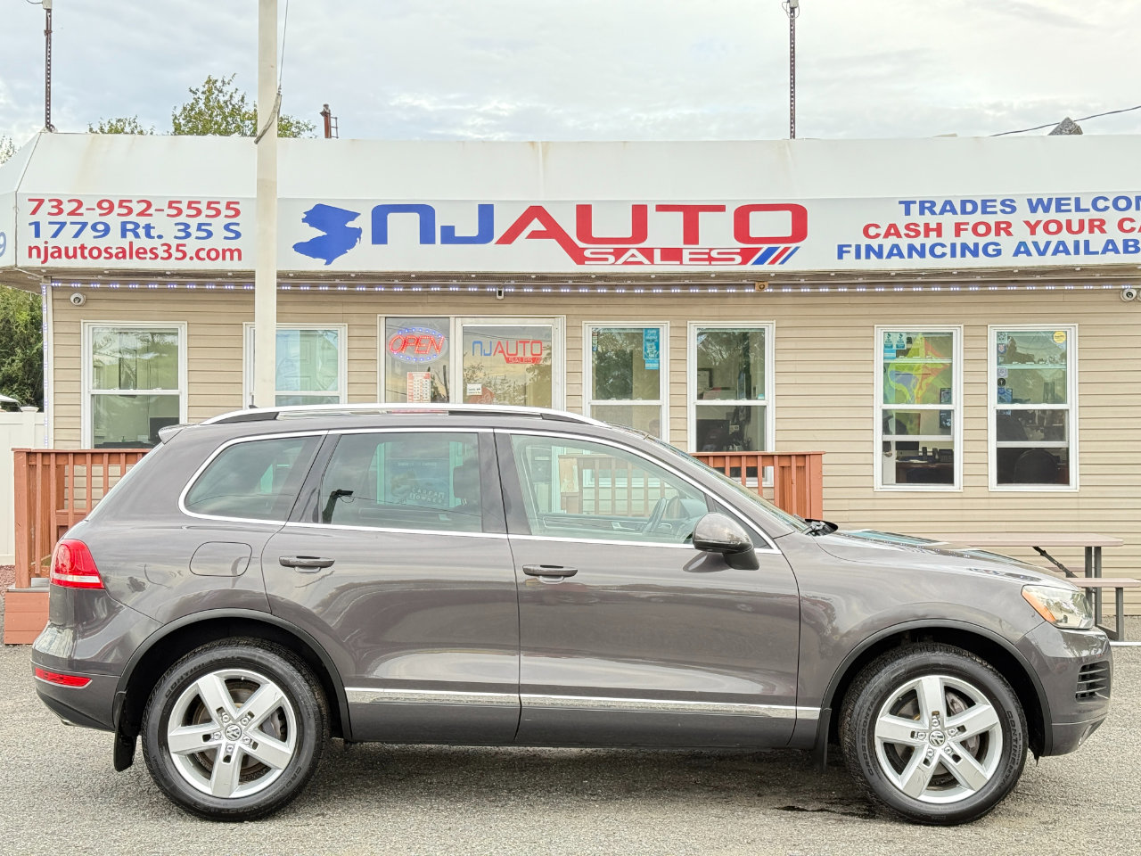 Used 2012 Volkswagen Touareg VR6 image 3