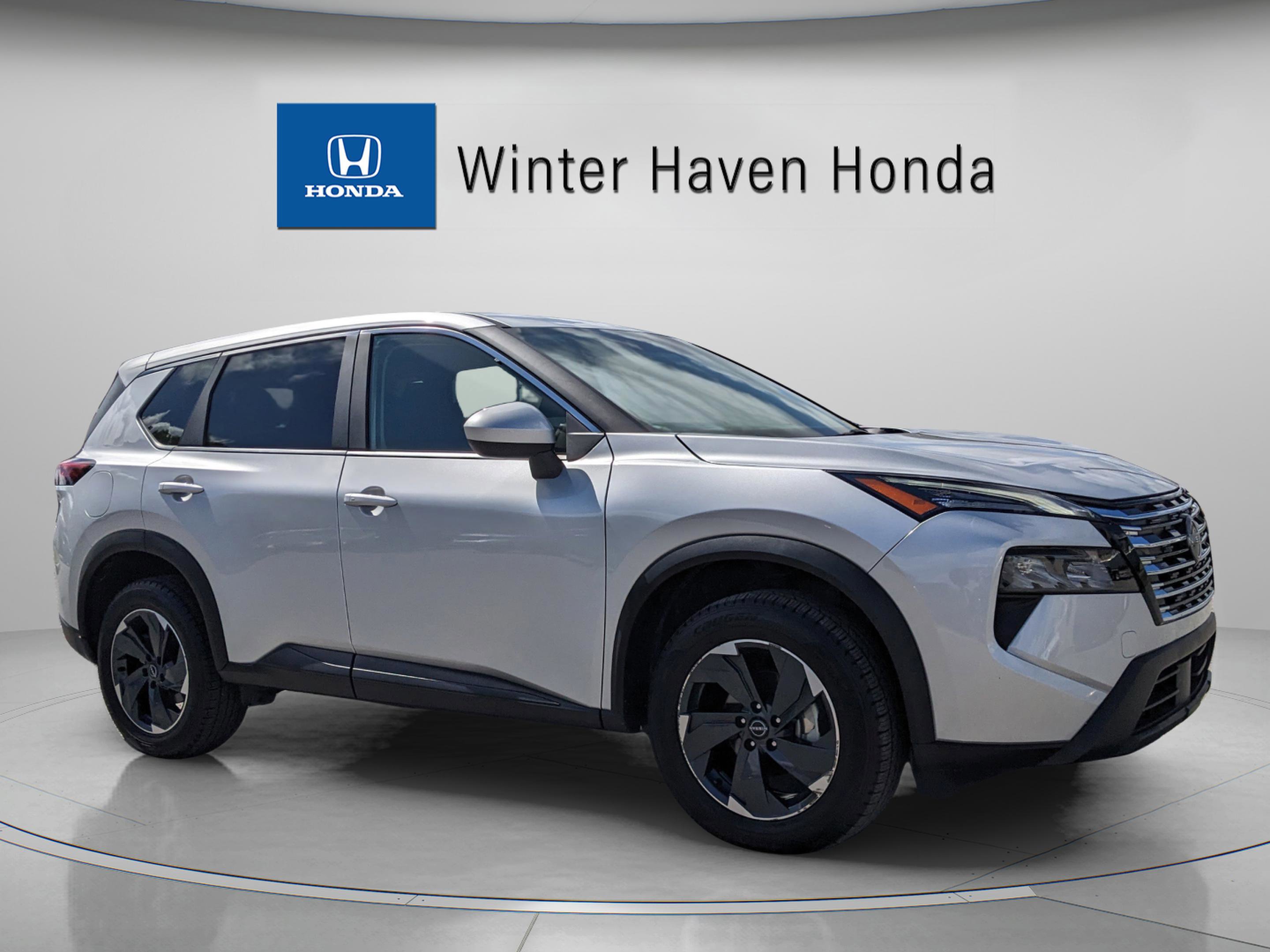 Used 2024 Nissan Rogue SV image 1