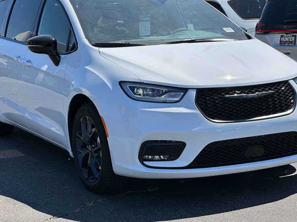 New 2026 Chrysler Pacifica Select FWD image 11