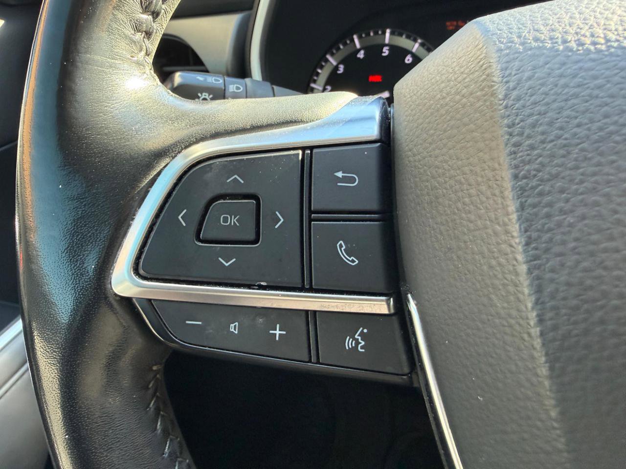 Used 2020 Toyota Highlander XLE FWD image 38