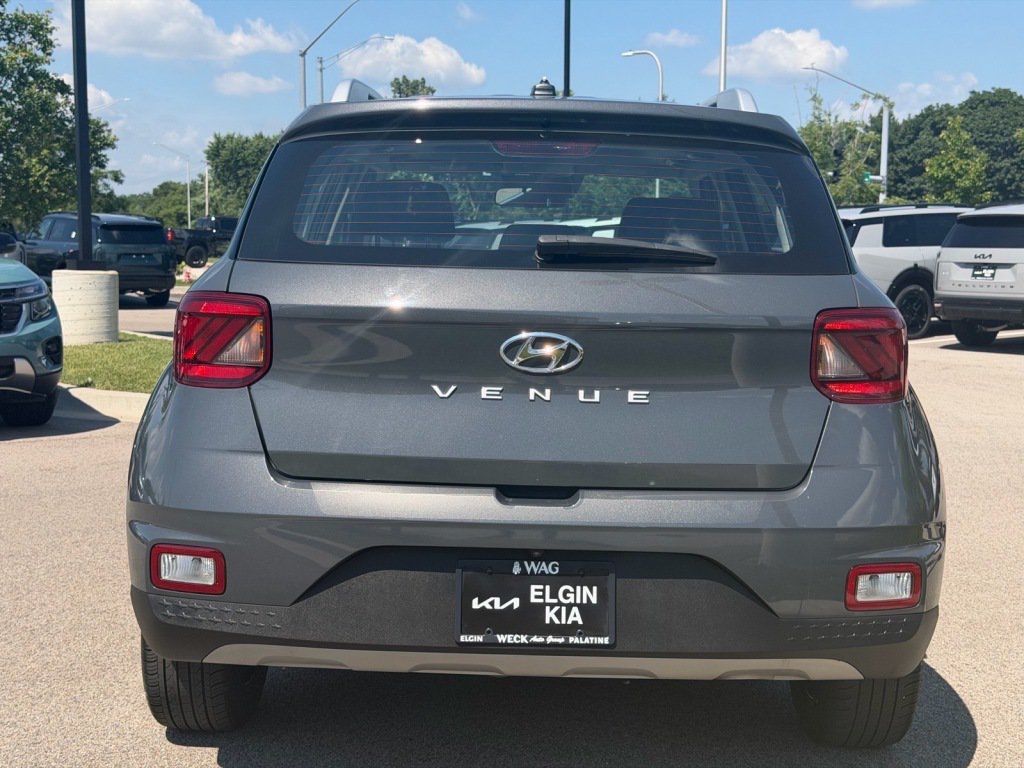 Used 2023 Hyundai Venue SEL FWD image 4