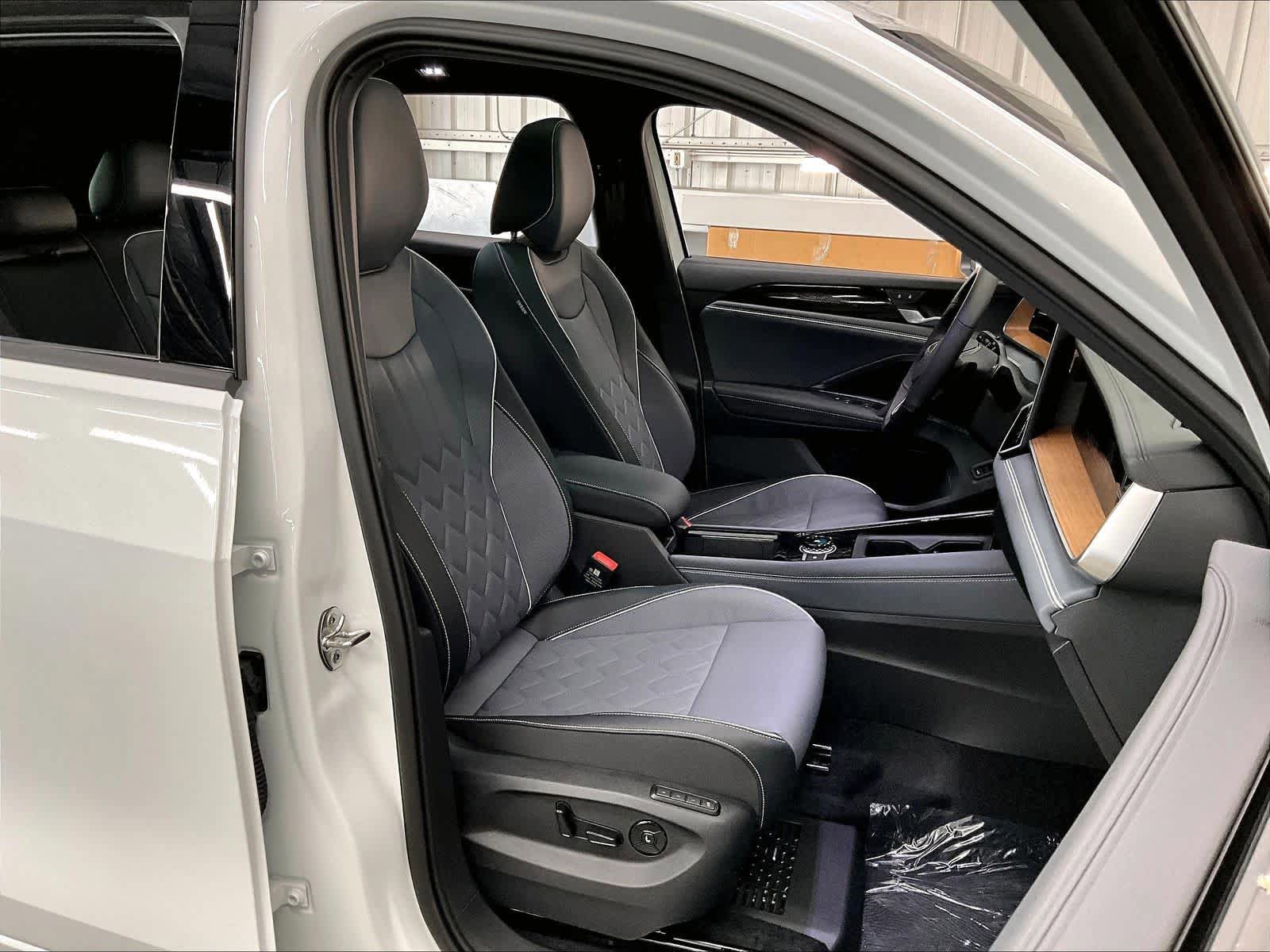 New 2026 Volkswagen Tiguan SEL R-Line AWD/4WD image 31