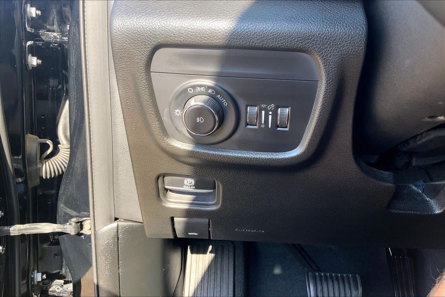 Used 2023 Jeep Grand Cherokee Limited AWD/4WD image 35