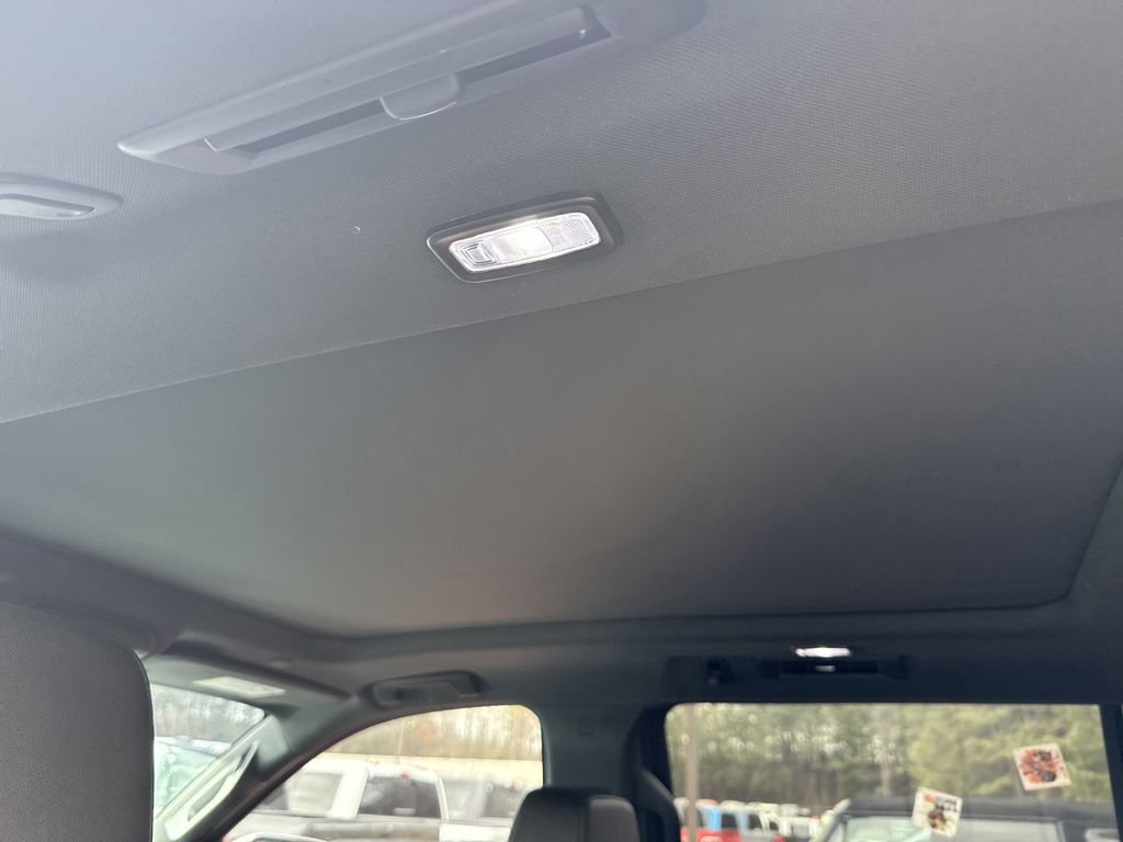 Used 2022 Chevrolet Suburban LT w/ Luxury Package image 14