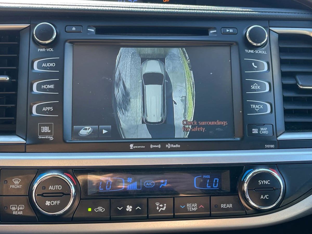 Used 2017 Toyota Highlander Limited Platinum FWD image 12