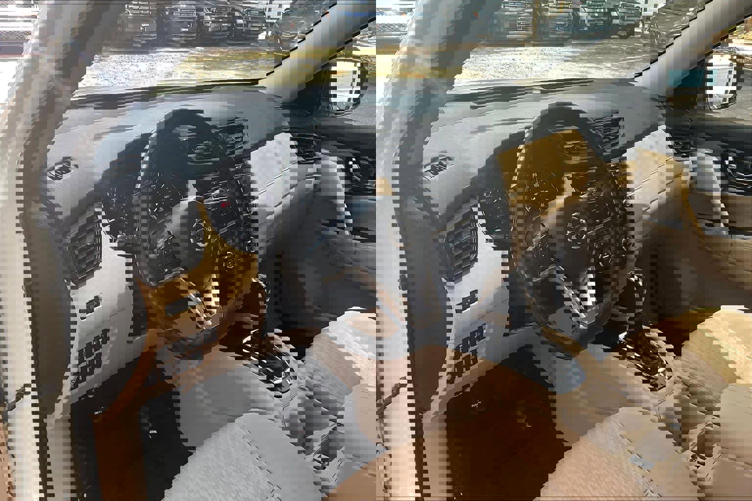 Used 2018 Nissan Rogue SV w/ Premium Package image 18